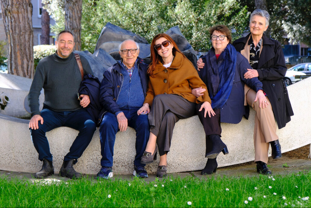 Le persone di Fondazione Lucè sedute insieme all'aperto, a Ravenna